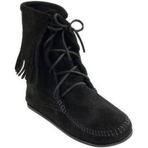 Minnetonka Tramper Ankle Hi Boot in Black